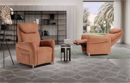 Poltrona relax Emilia Yoga Flexx di Spazio Relax in tessuto arancione, in posizione seduta e in posizione relax