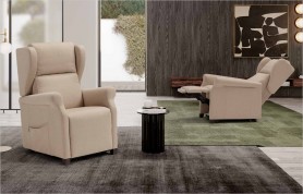 Poltrona relax Greta Yoga Flexx di Spazio Relax in tessuto beige, in posizione seduta e in posizione relax