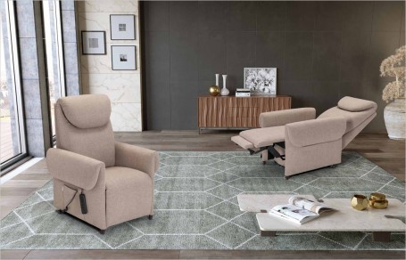 Poltrona relax alzapersona Bea di Spazio Relax in tessuto beige, in posizione seduta e in posizione relax
