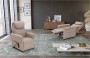 Poltrona relax alzapersona Bea di Spazio Relax in tessuto beige, in posizione seduta e in posizione relax