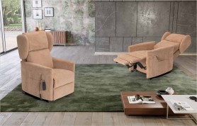 Poltrona relax alzapersona Nicole di Spazio Relax in tessuto beige, ambientata in salotto