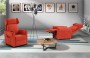 Poltrona relax alzapersona Roma di Spazio Relax in tessuto rosso, ambientata in salotto