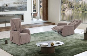 Poltrona relax alzapersona Atene di Spazio Relax in tessuto tortora, ambientata in salotto