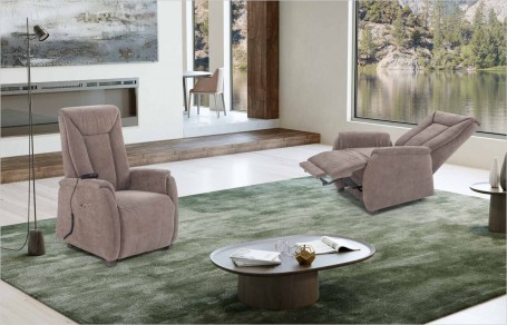 Poltrona relax alzapersona Atene di Spazio Relax in tessuto tortora, ambientata in salotto