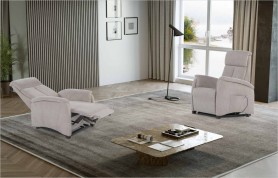 Poltrona relax alzapersona Asia di Spazio Relax in tessuto grigio chiaro, ambientata in salotto