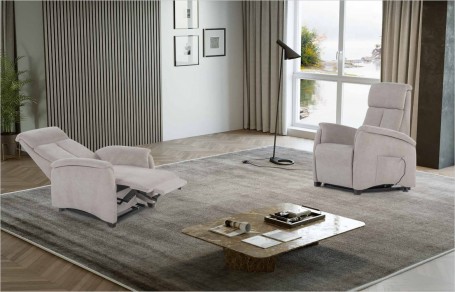 Poltrona relax alzapersona Asia Large di Spazio Relax in tessuto grigio chiaro, ambientata in salotto
